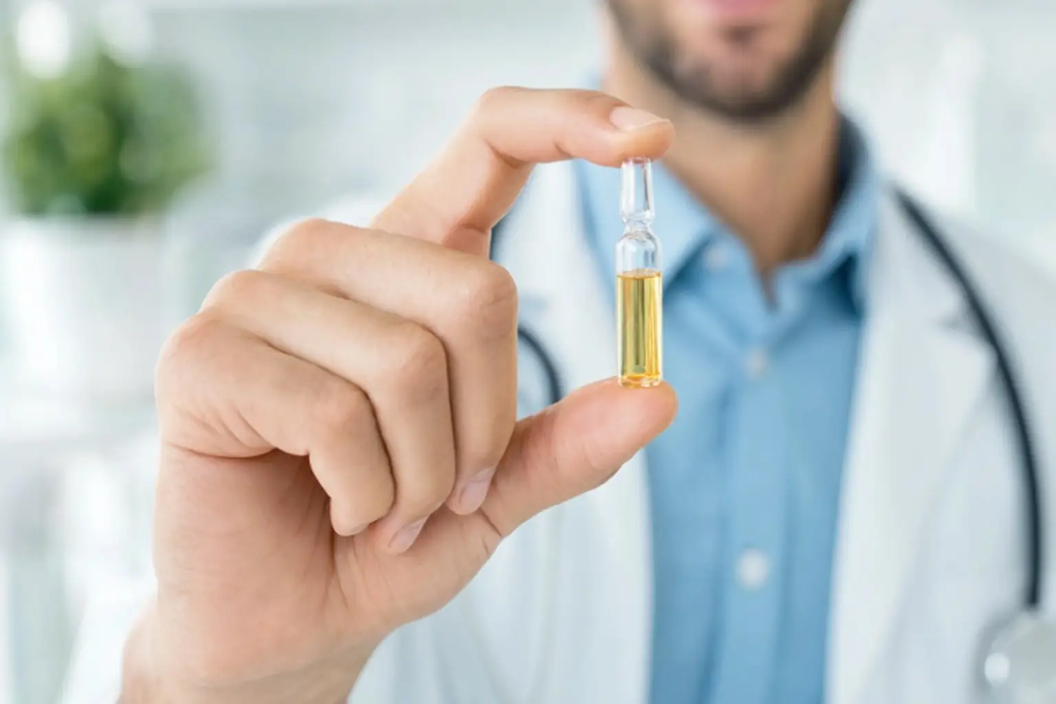 Врач с ампулой для вшивания от алкоголизма